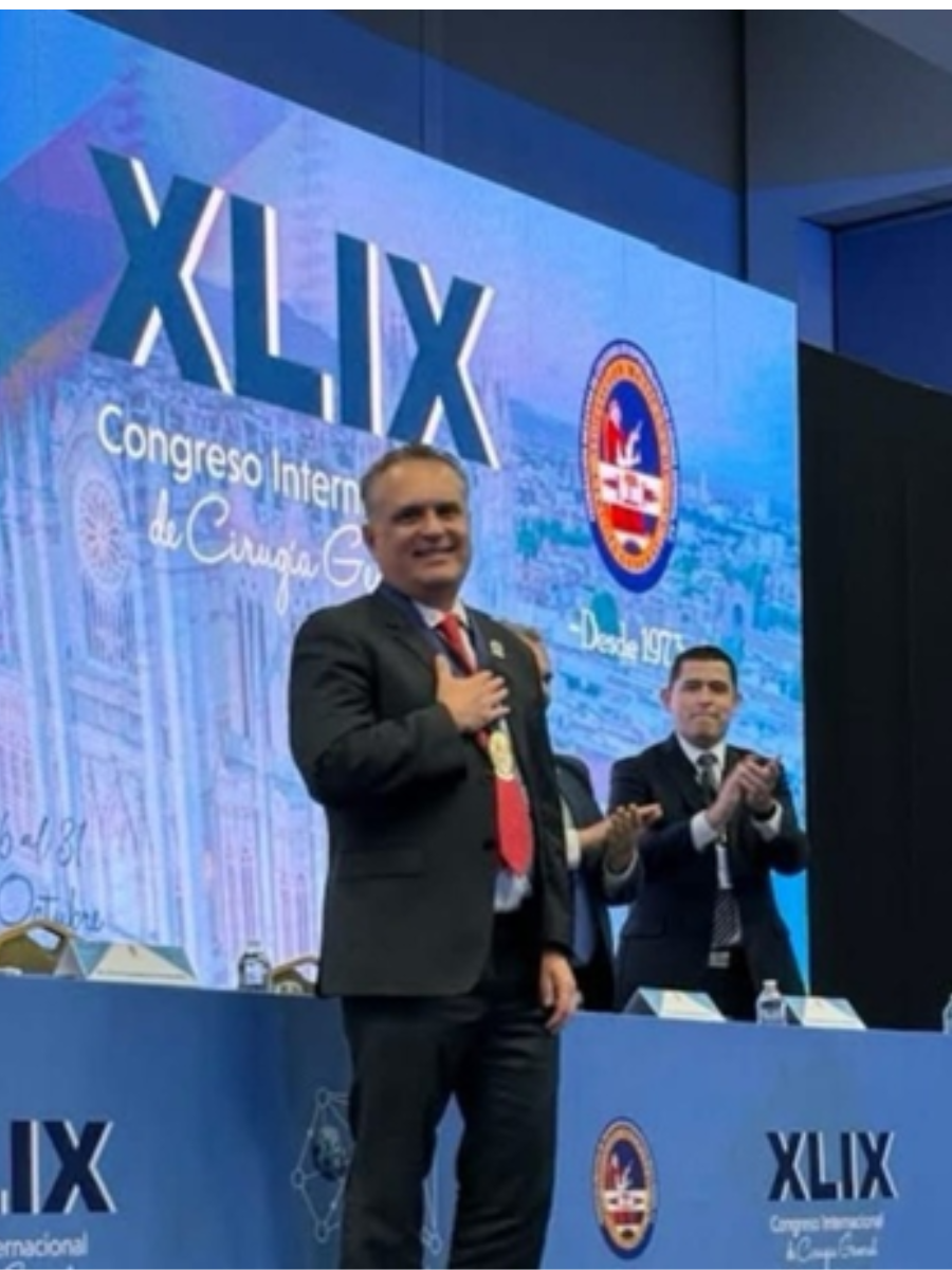 Dr. David Velásquez Fernández asumiendo la presidencia